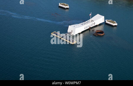 Luftaufnahme des USS Arizona Memorial bei Ford Island, Joint Base Pearl Harbor-Hickam in Honolulu, Hawaii, am 1. Juli 2016 getroffen. Foto von Ace Rheaume/U.S. Marine/UPI Stockfoto