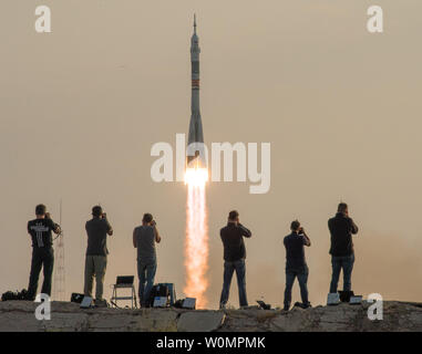 Die Sojus MS-01 Raumschiff startet vom Kosmodrom Baikonur mit Expedition 48-49 Crewmitglieder Kate Rubins der NASA, Anatoly Ivanishin von Roskosmos und Takuya Onishi der Japan Aerospace Exploration Agency (JAXA) onboard, Donnerstag, 7. Juli 2016, kasachischen Zeit (6. Juli), Baikonur, Kasachstan. Rubins, Ivanishin und Onishi wird etwa vier Monate auf dem orbital Komplex verbringen, Rückkehr zur Erde im Oktober. NASA Foto von Bill Ingalls/UPI Stockfoto