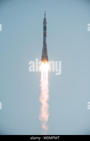 Die Sojus MS-01 Raumschiff startet vom Kosmodrom Baikonur mit Expedition 48-49 Crewmitglieder Kate Rubins der NASA, Anatoly Ivanishin von Roskosmos und Takuya Onishi der Japan Aerospace Exploration Agency (JAXA) onboard, Donnerstag, 7. Juli 2016, kasachischen Zeit (6. Juli), Baikonur, Kasachstan. Rubins, Ivanishin und Onishi wird etwa vier Monate auf dem orbital Komplex verbringen, Rückkehr zur Erde im Oktober. NASA Foto von Bill Ingalls/UPI Stockfoto