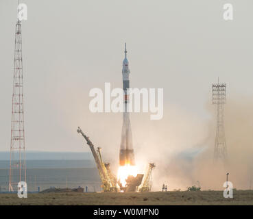 Die Sojus MS-01 Raumschiff startet vom Kosmodrom Baikonur mit Expedition 48-49 Crewmitglieder Kate Rubins der NASA, Anatoly Ivanishin von Roskosmos und Takuya Onishi der Japan Aerospace Exploration Agency (JAXA) onboard, Donnerstag, 7. Juli 2016, kasachischen Zeit (6. Juli), Baikonur, Kasachstan. Rubins, Ivanishin und Onishi wird etwa vier Monate auf dem orbital Komplex verbringen, Rückkehr zur Erde im Oktober. NASA Foto von Bill Ingalls/UPI Stockfoto