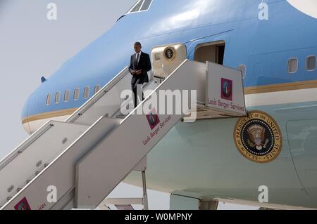 Präsident Barack Obama fährt Air Force One bei seinem Besuch in Naval Station Rota, Spanien am 10. Juli 2016. Während des Besuchs traf er mit Sockel Führung, bereiste die USS Ross (DDG71) und sprach die Mitglieder und ihre Familien während einer alle Hände Anruf zu warten. Naval Station Rota ermöglicht und unterstützt den Betrieb von US-amerikanischen und alliierten Streitkräfte und bietet qualitativ hochwertige Dienstleistungen zur Unterstützung der Flotte, Kämpfer und Familie für Commander, Marine Installationen Befehl in der Marine der Region Europa, Afrika, Asien. Foto von Brian Dietrick/U.S. Marine/UPI Stockfoto