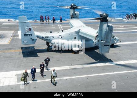 Vizepräsident Joe Biden verlässt eine MV-22 Osprey der Grayhawks der Marine Medium Tiltroter Squadron (VMM) 161 USS John C Stennis" (CVN 74) Flight Deck während der Rand der Pacific Maritime Übung zugewiesen wurde am 14. Juli 2016. 26 Nationen, mehr als 40 Schiffe und u-Boote, mehr als 200 Flugzeugen und 25.000 Mitarbeiter an Rimpac vom 30. Juni bis 4. August, in und um die hawaiischen Inseln und Südkalifornien. Die weltweit größte internationale maritime Übung RIMPAC bietet eine einzigartige Gelegenheit, dass Training hilft den Teilnehmern fördern und die Genossenschaft r Sustain Stockfoto