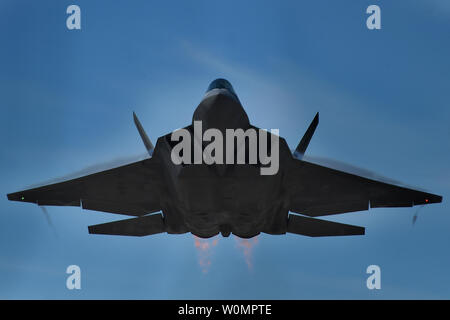 Us Air Force Colonel David Piffarerio, findet sich in einer F-22A Raptor während seiner letzten Flug wie 477th Fighter Group Commander, am 8. Juli 2016 Gemeinsame Basis Elmendorf-Richardson, Alaska. Foto von James Richardson/U.S. Luftwaffe/UPI Stockfoto