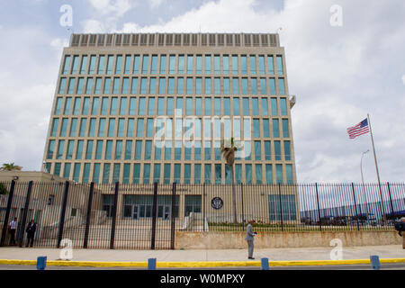 Die US-Flagge Klappen in der steifen Brise, der Florida bei der US-Botschaft in Havanna, Kuba, am 22. März 2016, als Präsident Obama und US-Außenminister John Kerry im Inneren mit Mitgliedern der kubanischen Zivilgesellschaft treffen. Foto von US-Außenministerium/UPI Stockfoto