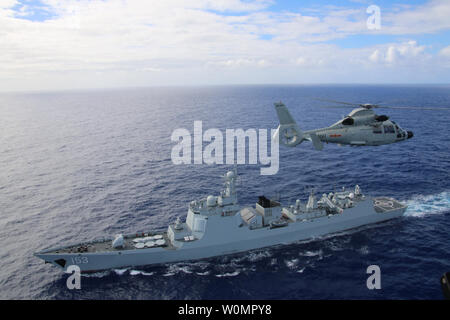 Ein Hubschrauber an chinesischen Schiff der Marine Fregatte multirole Hengshui (572) beteiligt sich an einem maritimen Verbot Veranstaltung mit der Chinesischen Marine geführte-missile destroyer Xian (153) Während der Pacific Rim 2016 am 18. Juli 2016. Foto von PLA Navy/UPI Stockfoto