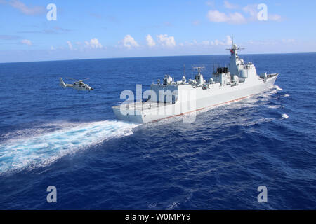 Ein Hubschrauber an chinesischen Schiff der Marine Fregatte multirole Hengshui (572) bereitet auf dem Schiff während einer maritimen Verbot übung zu Land als Teil der Felge des Pazifik 2016 am 18. Juli 2016. Foto von PLA Navy/UPI Stockfoto