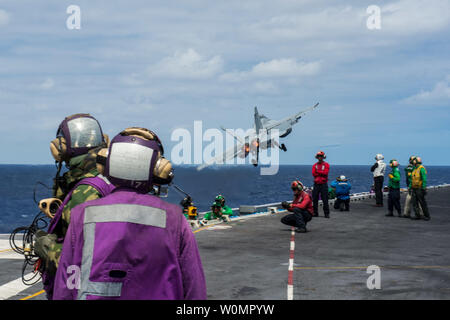 Segler beobachten, wie eine F/A-18F Super Hornet mit dem Schwarzen Aces zugeordnet von Strike Fighter Squadron (VFA) 41 startet vom USS John C Stennis" (CVN 74) Flight Deck am 7. August 2016, während einer Air Power Demonstration. Eine Bekämpfung - bereit Kraft kollektiven maritime Interessen zu schützen, John C Stennis ist in regelmäßigen Western Pacific Bereitstellung. Foto von Jake Greenberg/U.S. Marine/UPI Stockfoto