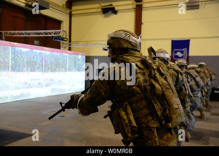 Us-Armee Pfc. Shawn Bailey, der 2 Golgatha Regiment zugeordnet und anderen US-Soldaten von Einheiten über US-Army Europe Brand an virtuellen Ziele Gunfighter Gymnasium während der 2016 europäischen Best Krieger Wettbewerb gehalten an der 7th Army Training Befehl Grafenwöhr Training Area, Deutschland, 7. August 2016. Die intensive, zermürbende jährlichen einwöchigen Wettbewerb ist das prestigeträchtigste Event der Region. Veranstalter wird top Junior Officer des Jahres, noncommissioned Officer und Soldat während eine abschließende Zeremonie für 12.08.11 An der Grafenwoehr Phy geplant verkünden Stockfoto