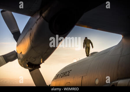 Staff Sgt. Johnathan Santiago Wanderungen auf der C-130 Hercules, wie er das Flugzeug prüft vor einem airdrop Mission, beide Flieger und Flugzeuge 165 Airlift Wing, Savannah, GA, 11. August 2016, in Alpena Combat Readiness Training Center, Alpena, Michigan, während der nördliche Streik 2016. Foto von Scott Thompson/U.S. Air National Guard/UPI Stockfoto