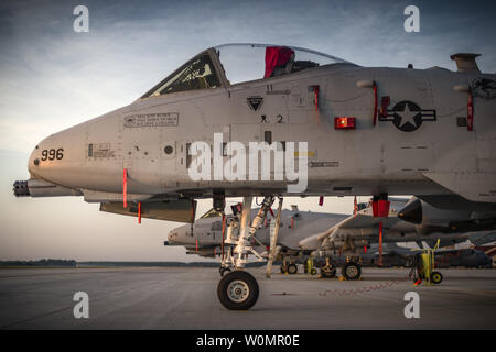 A-10 Thunderbolt II von 127 Flügel, Selfridge Mich., Flugzeuge auf der Startbahn während der Sunrise in der Vorbereitung für die Tage, die Missionen geparkt, 11. August 2016, in Alpena Combat Readiness Training Center, Alpena, Michigan, während der nördliche Streik 2016. Foto von Scott Thompson/U.S. Air National Guard/UPI Stockfoto