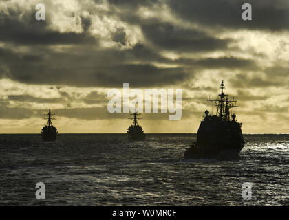 USS Howard (DDG-83), USS Pinckney (DDG91), USS Princeton (CG59) Dampf in der Ausbildung während eines manövrieren Übung am 12. August 2016, mit der der Arleigh-Burke-Klasse Lenkwaffen-zerstörer USS Shoup (DDG86). Shoup Zurzeit ist die Durchführung von Routineaufgaben im Pazifischen Ozean. Foto von Holly Herline/U.S. Marine/UPI Stockfoto