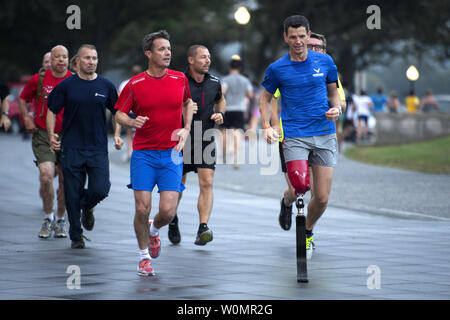 Kronprinz Frederik von Dänemark, vorne links, führt ein Lauf mit pensionierten US Air Force Tech Sgt. Adam Popp an der National Mall in Washington D.C. am 28. September 2016. Frederik und verletzten Veteranen aus Dänemark und den Usa lief 3,8 Meilen rund um die National Mall. Foto von EJ Hersom/Verteidigungsministerium/UPI Stockfoto