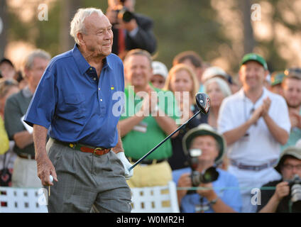 Arnold Palmer, in diesem April 9, 2015 Foto schlagen der ehrenamtlich T-Stück, das die 2015 Meister zu beginnen, starb heute, 25. September 2016, im Alter von 87 Jahren. Die Sieben - Zeithauptsieger war, als der König von Golf bekannt und Gutschrift für den Sport für die Massen. Foto von Kevin Dietsch/UPI Stockfoto