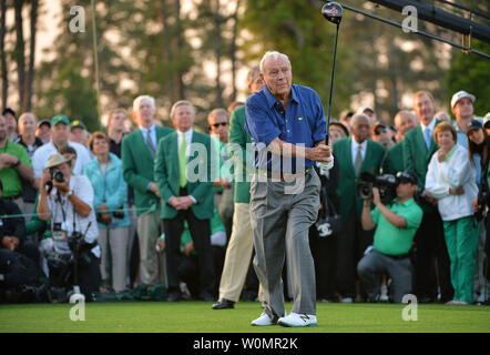 Arnold Palmer, in diesem April 9, 2015 Foto schlagen der ehrenamtlich T-Stück, das die 2015 Meister zu beginnen, starb heute, 25. September 2016, im Alter von 87 Jahren. Die Sieben - Zeithauptsieger war, als der König von Golf bekannt und Gutschrift für den Sport für die Massen. Foto von Kevin Dietsch/UPI Stockfoto