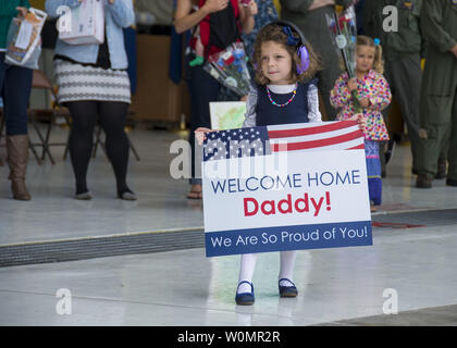 Arianna Buck wartet mit ihrem Vater, Leutnant Joe Buck von Patrol Squadron (VP) 4, während eine Heimkehr an der Naval Air Station Whidbey Island am 1. September 2016 zu vereinen. VP-4 ist die Ausführung einer Homeport ändern auf NAS Whidbey Island alle während der Rückkehr von einem sechsmonatigen Einsatz in die USA 4. und 6 Flotte Verantwortungsbereiche, in denen sie Unterstützung, um den Betrieb inhärenten Lösen und Betrieb Martillo. Foto von Alexander Cole/U.S. Marine/UPI Stockfoto