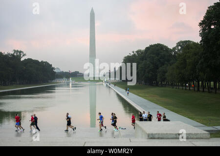 Kronprinz Frederik von Dänemark, vorne links, läuft mit Verwundeten service Mitglieder, verwundeten Veteranen, und militärische Familien entlang der Lincoln Memorial Reflecting Pool in Washington, D.C. am 28. September 2016. Frederik und die verwundeten Veteranen aus Dänemark und den Usa lief 3,8 Meilen rund um die National Mall. Foto von EJ Hersom/Verteidigungsministerium/UPI Stockfoto