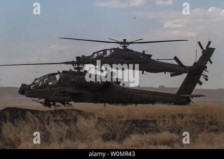 Us-Armee E AH-64 Apache Helikopter Piloten auf das erste Bataillon zugeordnet, weltgolfklassifizierungen Aviation Regiment, 16 Combat Aviation Brigade, 7 Infanterie Division, Land an der Orchard Combat Training Center, Idaho, 29. September 2016. Die Flugzeuge sind Teil der Raptor Fury, einen Monat lang für 16 CAB Mission bereit, mit der Unterstützung von fast 1.500 7 ID-Soldaten zu validieren. Foto von Brian Harris/USA Armee/UPI Stockfoto