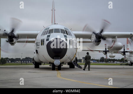 Coast Guard HC-130 Hercules flugzeugbesatzungsmitglieder von Air Station Clearwater, Florida eine Pre-flight kurz am Mittwoch, 5. Oktober 2016, in Vorbereitung auf eine post-Hurricane Matthew Überflug Bewertung von Haiti, Bahamas und verschiedene Surround betroffenen Gebieten. Foto von der U.S. Coast Guard/UPI Stockfoto