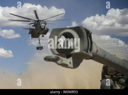 Ein U.S. Marine Corps CH-53E Super Stallion zugeordnet Marine Aviation Waffen und Taktiken Squadron (MAWTS-1) bereitet mit 155 mm M777 Haubitze Munition während einer CH-53 Tag Schlacht Übung Übung am Feuer Base Burt, Calif., am 1. Oktober 2016 zu landen. Die CH-53battle Drill ist Teil der Waffen und Taktiken Kursleiter (WTI) 1-17, einer siebenwöchigen Ausbildung Veranstaltung bewirtet durch MAWTS-1 Kader. MAWTS-1 bietet standardisierte taktische Schulung und Zertifizierung der Ausbilder Qualifikationen zu Marine Aviation Training und die Bereitschaft, Unterstützung und hilft bei der Entwicklung und dem Einsatz der Luftfahrt Waffen und tacti Stockfoto