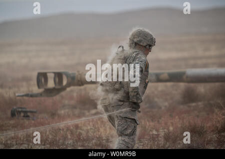 Ein Soldat der US Army 1st Battalion, 37th Field Artillery Regiment, 2 Infanterie Division Artillerie, 7 Infanterie Division Brände M 777 155mm Haubitze im Orchard Combat Training Center, Idaho, am 10. Oktober 2016 gezogen. Der Soldat ist Teil einer Task Force von über 1.000 7 ID-Soldaten in Raptor Fury teilnehmen, eine wichtige Übung mission Bereitschaft 16 Combat Aviation Brigade zu validieren. Foto von Brian Harris/USA Armee/UPI Stockfoto