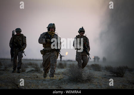 Us-Marines mit 3Rd Battalion, 7th Marine Regiment, Special Purpose Marine Air Ground Task Force - Krisenmanagement - Central Command, führen zu einem simulierten Unfall während der Durchführung eines taktischen Recovery von Flugzeugen und Personal übung, am 8. Oktober 2016. SPMAGTF-CR-CC ist ein sich selbst tragender expeditionary Unit, die ein breites Spektrum an Fähigkeiten zur Krisenbewältigung im gesamten zentralen Befehl Verantwortungsbereich zur Verfügung zu stellen, bei der mit Hilfe organischer Luftfahrt, Logistik- und Bodenkampf, Trap und Botschaft Verstärkung gehören. Foto von trever Statz/U.S. Marine Corps/UPI Stockfoto