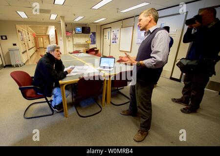 Us-Außenminister John Kerry mit einem Wissenschaftler, der Titel der westlichen Antarktischen Schelfeises tourte als Sekretärin spricht Crary Labs der McMurdo Station in der Antarktis am 12. November 2016, bei einem Besuch in US-Forschungseinrichtungen rund um Ross Island und das Rossmeer in einer Bemühung, über die Auswirkungen des Klimawandels auf den Kontinent zu erfahren. Foto von US-Außenministerium/UPI Stockfoto