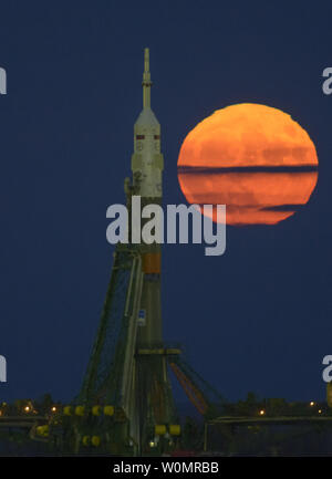 Der Mond, oder supermoon ist hinter der Sojus im Weltraumbahnhof Baikonur Startrampe in Kasachstan steigt, am Montag, 14. November 2016. NASA-Astronautin Peggy Whitson, Russischer Kosmonaut Oleg Novitskiy von Roskosmos und ESA-Astronaut Thomas Pesquet startet vom Kosmodrom Baikonur in Kasachstan am Morgen des 18. November (Kasachisch Zeit). Alle drei werden rund sechs Monate auf dem orbital Komplex verbringen. Eine supermoon tritt auf, wenn die Umlaufbahn des Mondes der Erde am nächsten ist (Perigäum). NASA Foto von Bill Ingalls/UPI Stockfoto