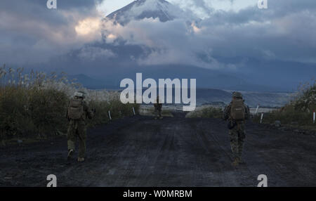 Marines patrouillieren die Straßen nach der Bodenoffensive Teil eines langfristigen Raid von Marine Corps Air Station Futenma, Okinawa auf die kombinierte Waffen Training Center, Camp Fuji, Japan, während blaue Chromit 2017, 4. November 2016. Blau Chromit ist eine in den USA - nur Übung, die die Navy-Marine Corps expeditionary, Amphibischen schnelle Reaktionsfähigkeit in Okinawa und die größere Indo-Asia-Pazifik-Region stärkt. Die Marines sind mit Unternehmen I, 3.BATAILLON, 3. Marine Regiment, das Weiterleiten von Kaneohe Bay, Hawaii bereitgestellt wird, zu 3. Marine Division, III Marine Expeditionary Force, i Stockfoto