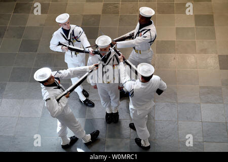 Die US-Marine zeremoniellen Color Guard führt für Mitglieder der öffentlichkeit am Louisiana Kunst & Wissenschaft Museum während Baton Rouge Marine Woche am 6. November 2016. Baton Rouge ist eine der wählen Sie Städte, die 2016 Marine Woche, eine Woche für die U.S. Navy Bewusstsein durch lokale Öffentlichkeitsarbeit gewidmet, Dienst an der Gemeinschaft und Ausstellungen zu veranstalten. Foto von Petty Officer 1st Class Grant S. Ammon/U.S. Marine/UPI Stockfoto