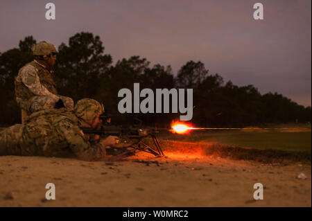 Sgt. 1. Klasse Joel Micholick, mit der 9 Bataillon, U.S. Army Karriere Division, und der US-Armee finden Bekämpfung Treffsicherheit Programm, engagiert sich Ziele während einer Nacht Brand am zweiten Tag der US-Armee den Befehl Waffen Treffsicherheit Wettbewerb November 8, 2016, in Fort Bragg, NC. Foto von Timothy L. Hale/U.S. Armee/UPI Stockfoto