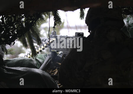 Ein Fallschirmjäger zu kämpfen Unternehmen, 2.BATAILLON, 503Rd Infanterie Regiment, 173Rd Airborne Brigade zugeordnet, Brände eine M2A1 50-Kaliber Maschinenpistole aus seine Kampfposition während der Übung Edelstahl Schild am Lager Adazi, Lettland, 7. November 2016. Us-Fallschirmjäger durchgeführt live-fire defensive Operationen, während mit der estnischen Pfadfinder Bataillon, gegründet aus Paldiski, Estland, eine Partnerschaft eingegangen. Foto von Sgt. Lauren Harrah/U.S. Armee/UPI Stockfoto