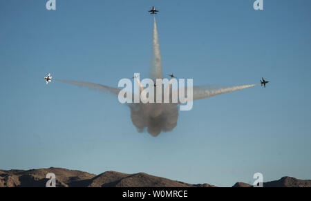 Die US Air Force Thunderbirds Air Demonstration Squadron die Bombe platzen Manöver während des Aviation Nation Air Show auf der Nellis Air Force Base, Nev, 13. November 2016 durchführen. Die air show brachte mehr als 295.000 Zuschauer aus aller Welt zu '75 Jahre Air Power." Foto von Airman 1st Class Kevin Tanenbaum/U.S. Luftwaffe/UPI Stockfoto