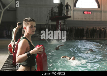 Us Marine Corps Sgt. Jade Nichols, Marine Combat Instructor von Wasser überleben, Unterstützung Bataillon, rekrutieren Training Regiment, beobachtet Rekruten im Kampftraining Pool auf Marine Corps Depot rekrutieren, Parris Island, SC, 21. November 2016. Nach Demonstrationen, Rekruten auf ihre Fähigkeit im tiefen Wasser zu springen, die richtige Ausrüstung Halle getestet und Wasser treten in voller Dienstprogramme als Teil ihrer schwimmen Qualifikationen. Foto von Lance Cpl. Sarah Stegall/U.S. Marine Corps/UPI Stockfoto