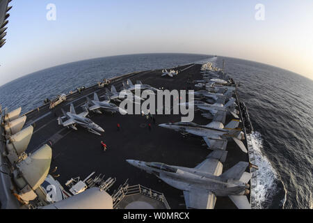 Der Flugzeugträger USS Dwight D. Eisenhower (CVN 69) und der geführten-missile Cruiser USS San Jacinto (CG56) eine routinemäßige Durchführung, geplanten Transit am 26. November 2016. Das Schiff und seine Carrier Strike Group sind zur Unterstützung der Operation inhärenten Lösen, Maritime Security Operations und Theater Sicherheit Zusammenarbeit in den USA 5 Flotte Bereich der Operationen eingesetzt. Foto von Seaman Christopher A. Michaels/U.S. Marine/UPI Stockfoto