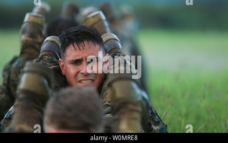 Cpl. Keaton Ohlsen, von Rapid City, South Dakota und Martial Arts Instructor Kurs 1-17 zugeordnet ist, führt die Gruppe Push-ups während einer maic an Bord Marine Corps Base Hawaii, 15. Dezember 2016. MAIC ist ein 3-wöchigen Kurs, der Bewerber durch rigoroses Training Teamarbeit einzuflößen und Führungsfähigkeiten, die für einen Marine Corps Martial Arts Programm Kursleiter Klassen entwickeln zu beauftragen. Foto von Sgt. Brittney Vella/U.S. Marine Corps/UPI Stockfoto