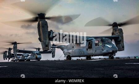 Us Marine MV-22 Fischadler, zugeordnet zu den Grat Läufer der Marine Medium Tiltrotor Squadron 163 (verstärkt), dem Start der Vorbereitung des Flight Deck des Amphibious Assault ship USS Makin Island (LHD8) zur Unterstützung einer Helo-borne-Raid während der Übung Alligator Dolch Am 21. Dezember 2016. Die einseitigen Übung bietet eine Gelegenheit für die Makin Island Amphibious Ready Gruppe und 11 Marine Expeditionary Unit in amphibische Operationen innerhalb der USA 5 Flotte Einsatzgebiet zu trainieren. Die 11 MEU unterstützt derzeit USA 5 FleetÕs Mission zu Stabilität zu fördern und zu pflegen und Stockfoto