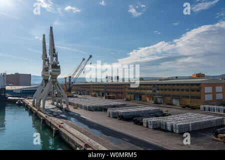 Krane durch den Hafen im Hafen von Koper in Slowenien Stockfoto