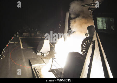 Die geführte Anti-raketen-Zerstörer USS Ross (DDG71) Brände ein Tomahawk Land Attack missile April 7, 2017. USS Ross, einer der Arleigh-Burke-Klasse geführte-missile Destroyer, Vorwärts - Rota, Spanien bereitgestellt werden, ist die Durchführung von naval Operations in den USA 6 Flotte Bereich der Maßnahmen zur Unterstützung der US-amerikanischen nationalen Sicherheitsinteressen in Europa und Afrika. Marine Foto von Mass Communication Specialist 3. Klasse Robert S. Preis/UPI Stockfoto