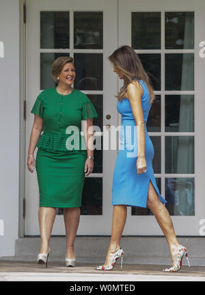 Lorena Castillo, Frau Panamas Präsident Juan Carlos Varela, und die erste Dame Melanie Trump stand außerhalb des Oval Office nach der Ankunft der Staats- und Regierungschefs auf dem Weißen Haus in Washington, DC, die am 19. Juni 2017. Die Regierungschefs werden voraussichtlich zu diskutieren US-Panama wirtschaftliche Beziehungen, die illegale Einwanderung, die Bekämpfung der organisierten Kriminalität und der Situation in Venezuela. Foto von Molly Riley/UPI Stockfoto