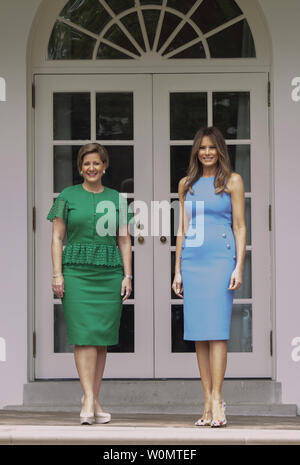 Lorena Castillo, Frau Panamas Präsident Juan Carlos Varela, und die erste Dame Melanie Trump stand außerhalb des Oval Office nach der Ankunft der Staats- und Regierungschefs auf dem Weißen Haus in Washington, DC, die am 19. Juni 2017. Die Regierungschefs werden voraussichtlich zu diskutieren US-Panama wirtschaftliche Beziehungen, die illegale Einwanderung, die Bekämpfung der organisierten Kriminalität und der Situation in Venezuela. Foto von Molly Riley/UPI Stockfoto