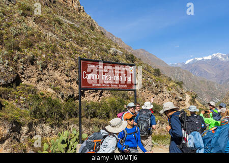 Trekker ab, die auf dem Inka Trail, Tag 1, Km 82 bis Huayllabamba, Peru, Südamerika Stockfoto