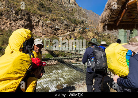 Trekker ab, die auf dem Inka Trail, Tag 1, Km 82 bis Huayllabamba, Peru, Südamerika Stockfoto