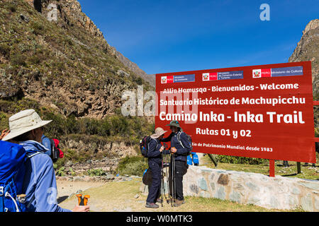 Trekker ab, die auf dem Inka Trail, Tag 1, Km 82 bis Huayllabamba, Peru, Südamerika Stockfoto