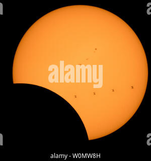 Dieser NASA zusammengesetzte Bild von vier Fotografien machte am 21. August 2017 zeigt die Internationale Raumstation mit einer Besatzung von sechs onboard, wie es ab, wie es die Sonne bei etwa fünf Meilen pro Sekunde während einer partiellen Sonnenfinsternis, da von Banner, Wyoming gesehen Transite. An Bord als Teil der Expedition 52 sind: NASA-Astronauten Peggy Whitson, Jack Fischer, und Randy Bresnik; russische Kosmonauten Fyodor Yurchikhin und Sergey Ryazanskiy; und der ESA (Europäische Weltraumorganisation) Astronauten Paolo Nespoli. Eine totale Sonnenfinsternis über einem schmalen Teil der aneinandergrenzenden Staaten der USA von der Lincoln Beach fegte Stockfoto
