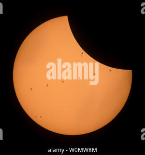 Dieser NASA zusammengesetzte Bild von sieben Fotografien machte am 21. August 2017 zeigt die Internationale Raumstation mit einer Besatzung von sechs onboard, wie es ab, wie es die Sonne bei etwa fünf Meilen pro Sekunde während einer partiellen Sonnenfinsternis, da von Banner, Wyoming gesehen Transite. An Bord als Teil der Expedition 52 sind: NASA-Astronauten Peggy Whitson, Jack Fischer, und Randy Bresnik; russische Kosmonauten Fyodor Yurchikhin und Sergey Ryazanskiy; und der ESA (Europäische Weltraumorganisation) Astronauten Paolo Nespoli. Eine totale Sonnenfinsternis über einem schmalen Teil der aneinandergrenzenden Staaten der USA von der Lincoln Beac fegte Stockfoto