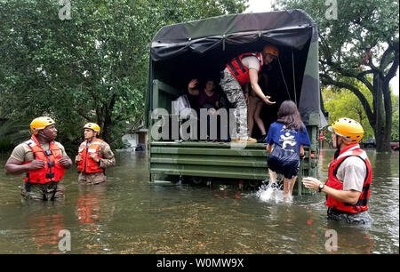 Soldaten mit der Texas Army National Guard rescue Houston Bewohner als Flut von Hurrikan Harvey weiter steigen, Montag, 28. August 2017. Mehr als 12.000 Mitglieder der texanischen Nationalgarde haben, aufgerufen, lokale Behörden als Reaktion auf den Sturm zu unterstützen. Lt. Zachary West/Texas National Guard/UPI Stockfoto