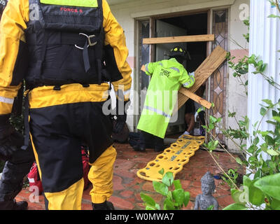 Texas National Guard Soldaten arbeiten mit Texas Emergency First Responder Boden Suche die Rettungsarbeiten in der Nähe von Victoria, Texas, 26. August 2017. Dieser Bereich wurde stark von den Stürmen der Hurrikan Harvey beschädigt. Cpt. Martha Nigrelle/Texas National Guard/UPI Stockfoto
