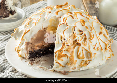 Hausgemachte Toast Baked Alaska mit Schokolade Berry Vanilleeis Stockfoto