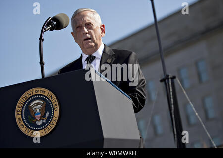 Jim Mattis, US-Verteidigungsminister, spricht während einer Zeremonie zum Gedenken an den 11. September 2001 Terroranschläge mit US-Präsident Donald Trump, nicht abgebildet, auf das Pentagon in Washington, D.C., am 11. September 2017. Trumpf ist, den Vorsitz über seinen ersten 9/11 zum Gedenken an den 16. Jahrestag der Terroranschläge, die fast 3.000 Menschen getötet, als Entführer kommerzielle Flugzeuge in das New Yorker World Trade Center, das Pentagon und einem Feld in der Nähe von Shanksville in Pennsylvania flog. Foto von Andreas Harrer/UPI Stockfoto