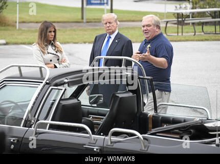 Ein nicht identifiziertes United States Secret Service Agent spricht mit US-Präsident Donald J. Trumpf und die erste Dame Melania Trump, wie sie Tour der US-Geheimdienst James J. Rowley Training Center in Beltsville, Maryland am Freitag, 13. Oktober 2017. Im Vordergrund ist das Auto, das verwendet wurde, zu evakuieren US-Präsident Ronald Reagan von einem Golfkurs in Augusta, Georgia am 22. Oktober 1983, wenn ein bewaffneter Mann durch das Tor auf den Golfplatz ist abgestürzt, und forderte den Präsidenten zu sprechen. Foto von Ron Sachs/UPI Stockfoto